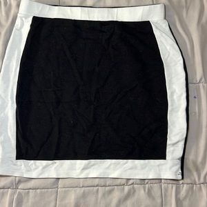 Brand: Fashion Nova. Size:M-L. Black and white